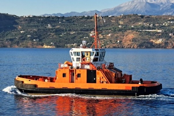 Azimuth forward drive tug dynamic positioning